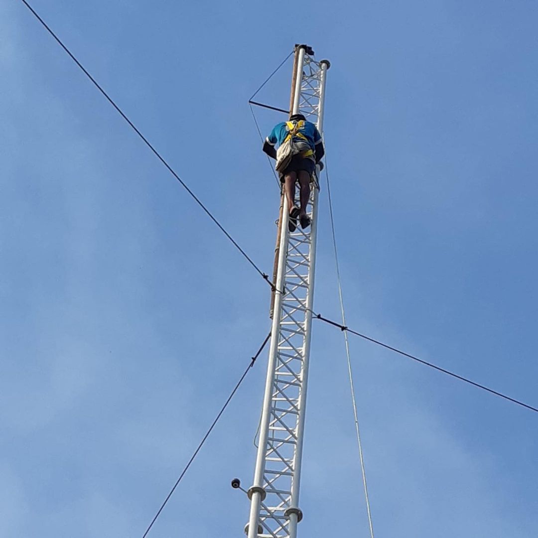 Torre de transmissão de sinal aberto de TV é recuperada