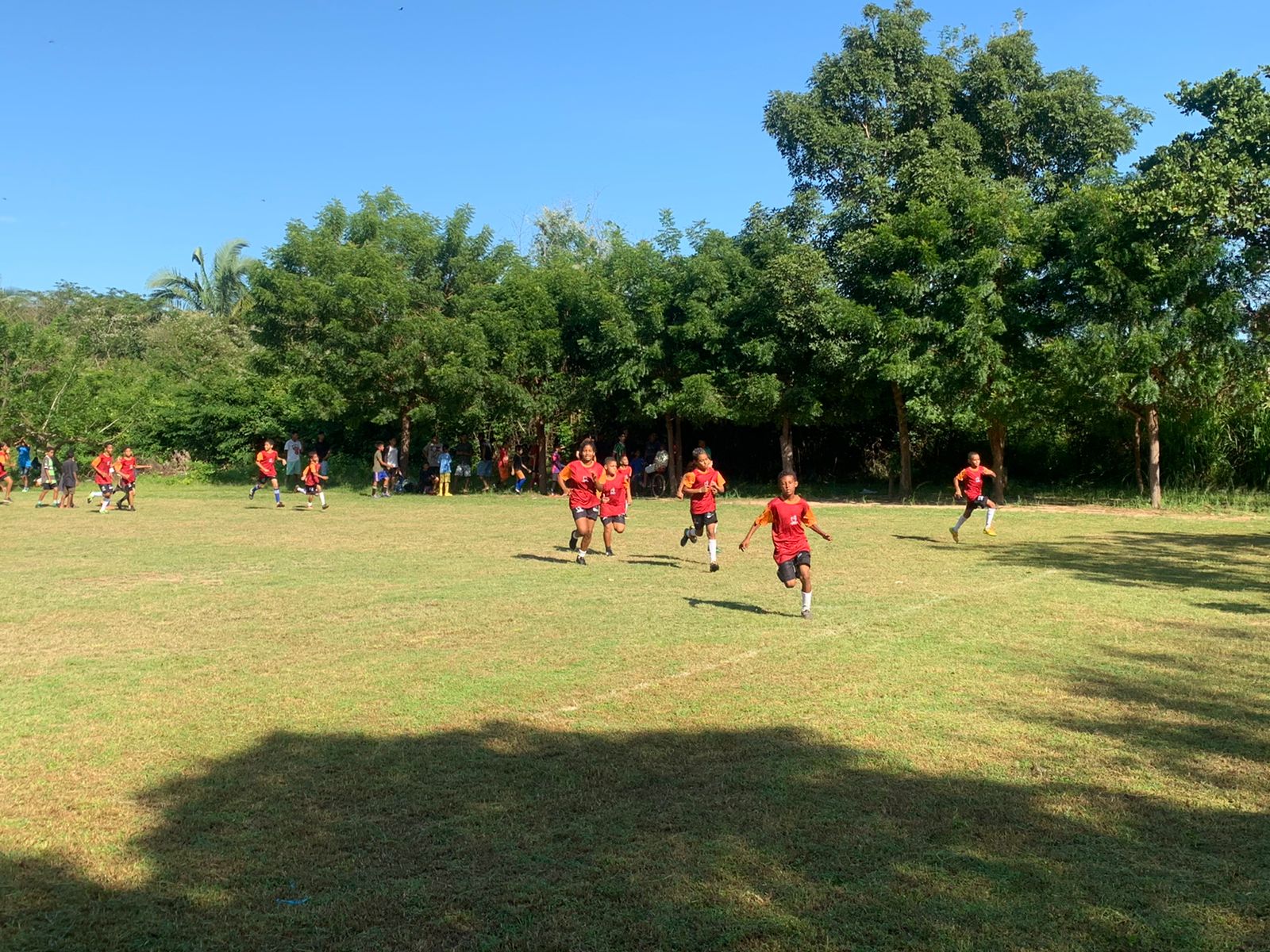 Alunos de projeto social de União disputam amistosos de futebol contra equipes da localidade Monte Castelo