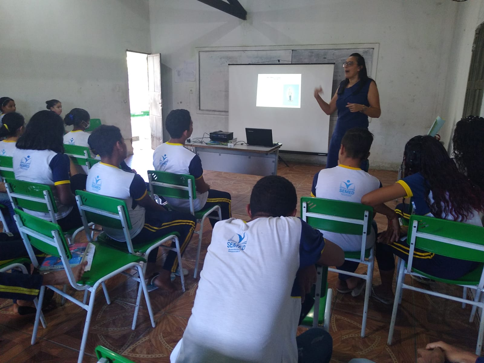 Programa Saúde na Escola aborda combate às drogas com adolescentes da Vila Nova Conquista