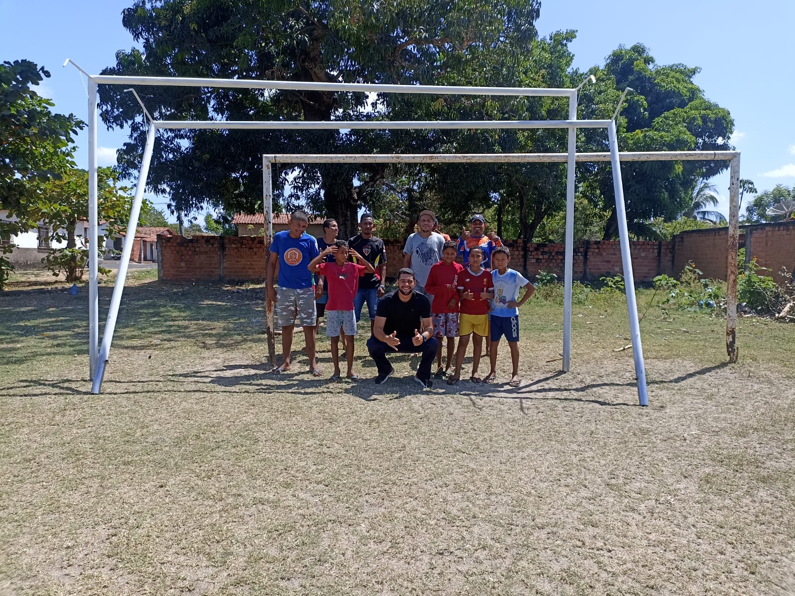 Campo do Palmeirinha ganha novas traves para jogos de futebol no bairro São João