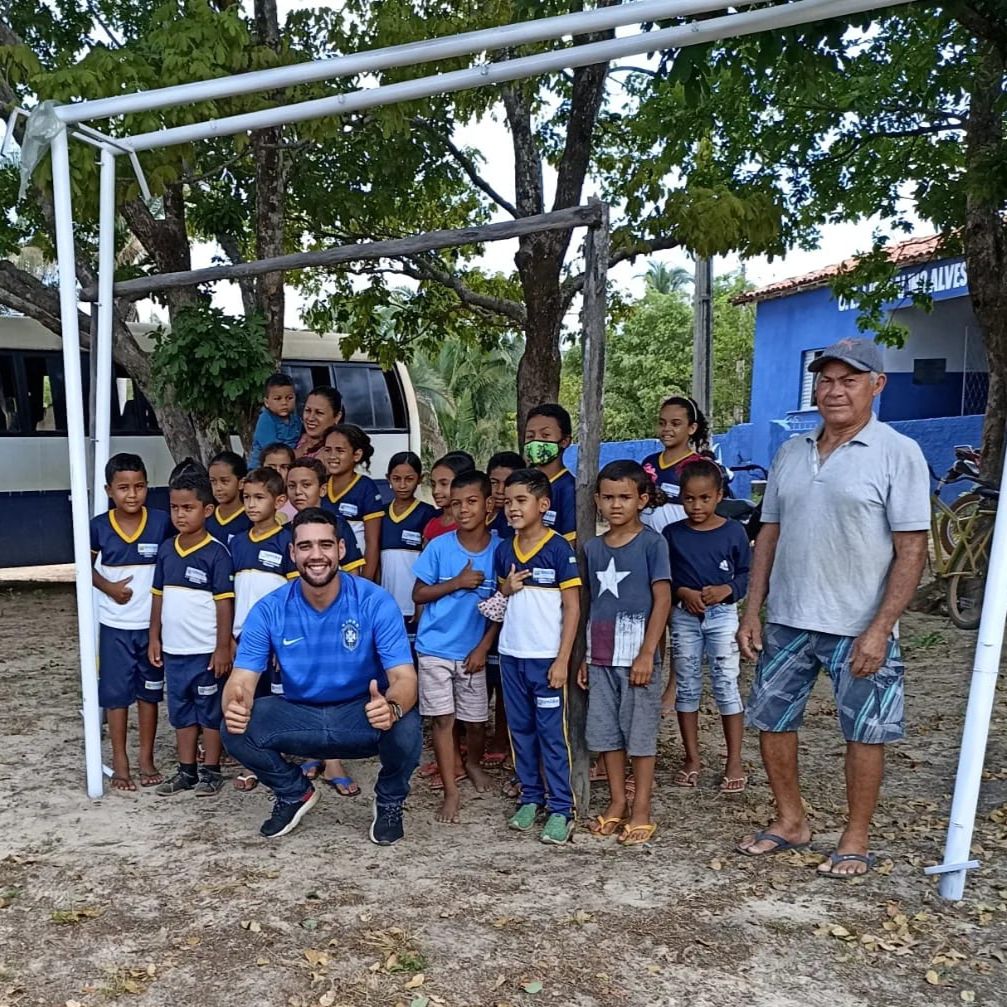 Campo de futebol da comunidade Concórdia ganha novas traves para prática de esporte na região
