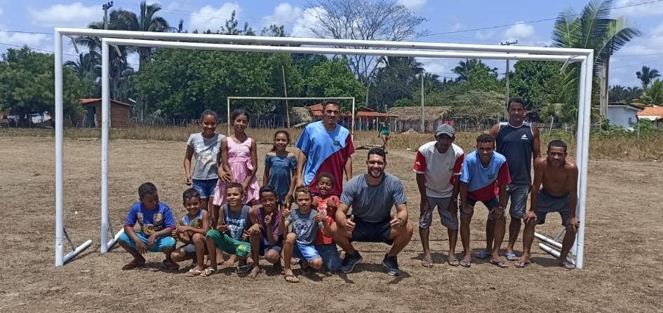 Campo de futebol da localidade Espadarte ganha novas traves para prática de esporte na região