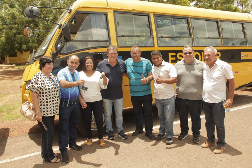 Prefeito Gustavo Medeiros faz entrega de oito novos ônibus escolares