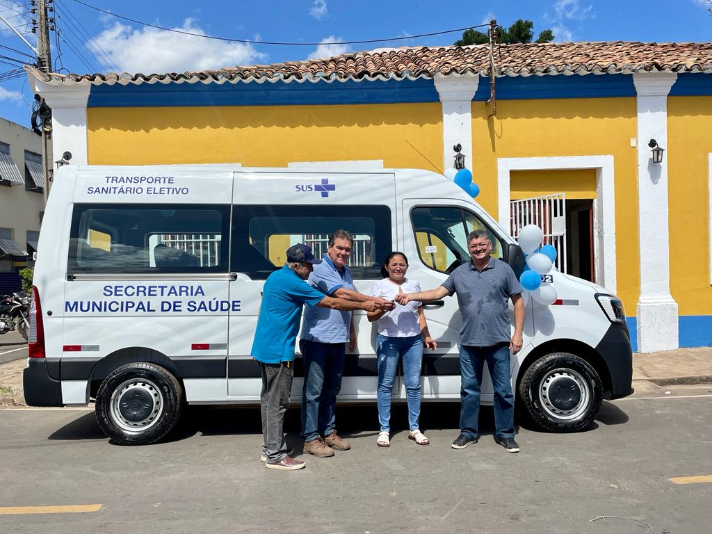 Prefeito Gustavo Medeiros entrega veículo novo para transporte de pacientes
